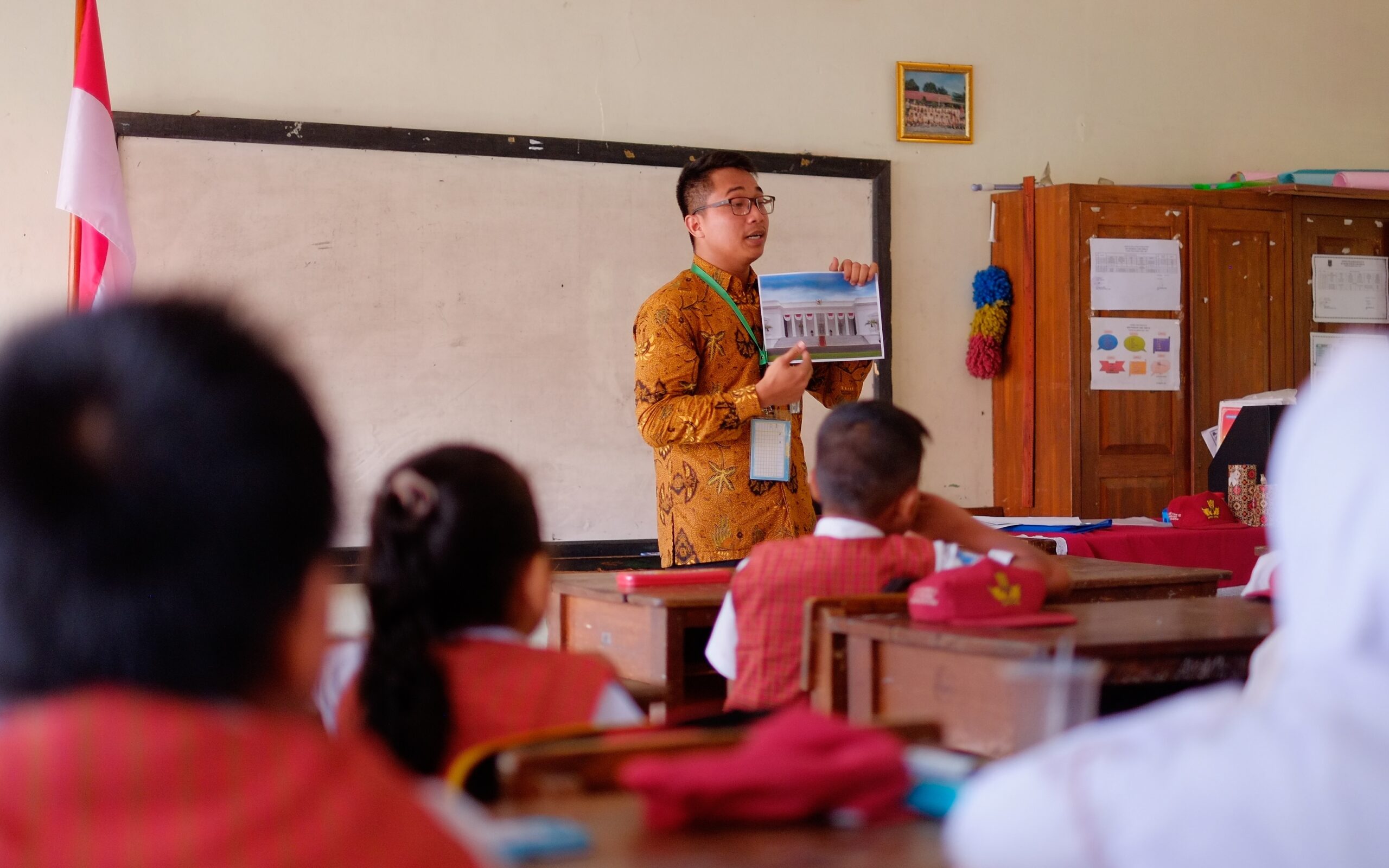 Guru mengajar di kelas
